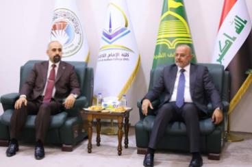 عميد كلية الإمام الكاظم (عليه السلام) يتفقد أقسام البصرة ويشدد على تطوير البيئة الأكاديمية