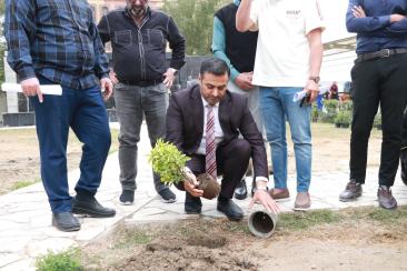 مبادرة بيئية في اليوم الوطني للتشجير… كلية الإمام الكاظم (ع) تنظم حملة تشجير في أروقتها