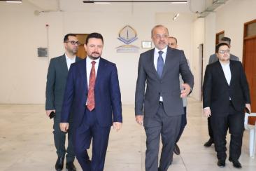 عميد كلية الإمام الكاظم (ع) يتابع ميدانيًا سير العمل في أقسام الكلية بالنجف الأشرف