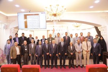 السيد عميد الكلية الأستاذ الدكتور عبد الجليل منشد خلف يكرّم الباحثين ورؤساء اللجان، تقديراً لجهودهم 