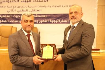 ضمن الاهتمام بدعم البحث العلمي وتقدير الجهود الأكاديمية، قام عميد كلية الإمام الكاظم (عليه السلام) ل