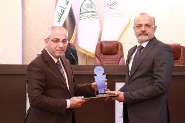 كلية الإمام الكاظم (ع) تكرّم موظفيها المتميزين ضمن جائزة التميّز الأكاديمي