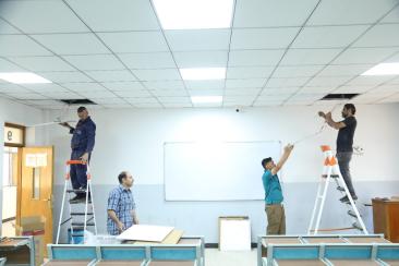 كلية الإمام الكاظم (عليه السلام) تنظم حملة إدامة وتأهيل للقاعات الدراسية استعدادًا للامتحانات النهائ