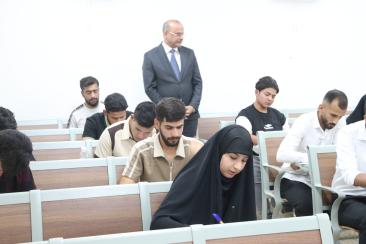 عميد كلية الإمام الكاظم (عليه السلام) برفقة اللجنة الامتحانية المركزية يتفقد القاعات الامتحانية ويشي