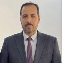 أكرم كريم عبد الله قاطع صورة وجه