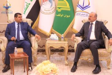 عميد كلية الإمام الكاظم (ع) يستقبل رئيس لجنة الشباب والرياضة النيابية